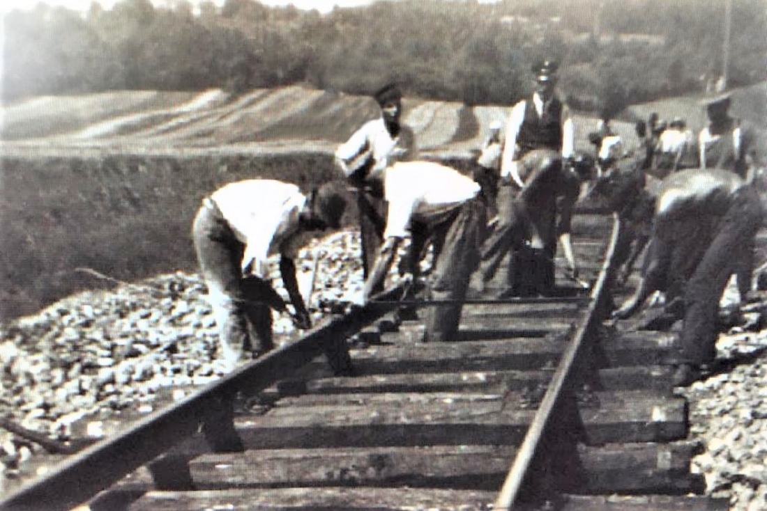 Gyula Faith (*1911 / +1944) als Bahnangestellter bei Schienenbauarbeiten