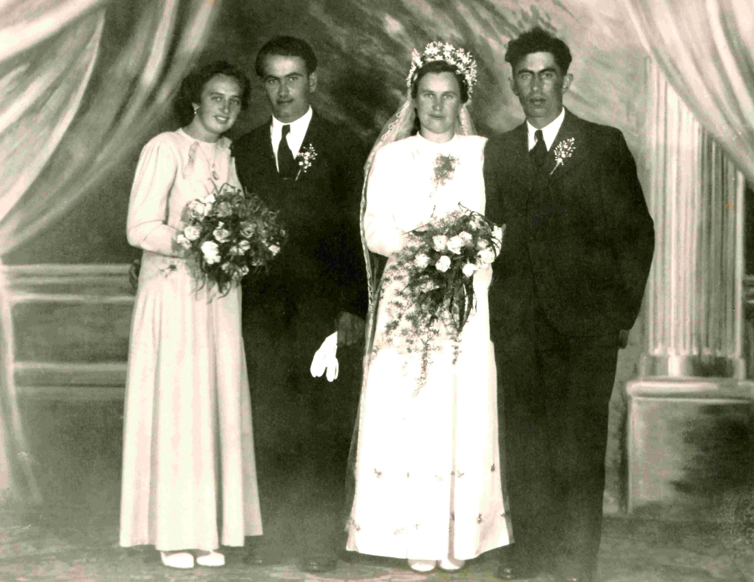 Die Hochzeitspaare bei der Doppelhochzeit von links Julianna Imre (*1921/+2006) mit Alexander Baliko (*1917/+1986) und rechts Julianna Böcskör (*1919/+2011) mit Johann Baliko (*1912/+1989)