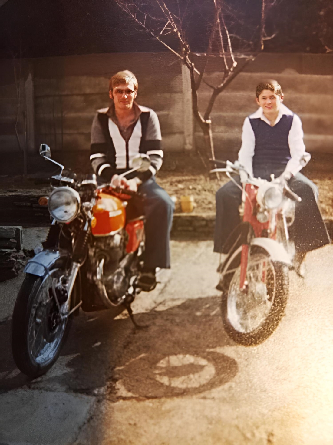 Die Brüder Molnar mit Motorrad und Moped