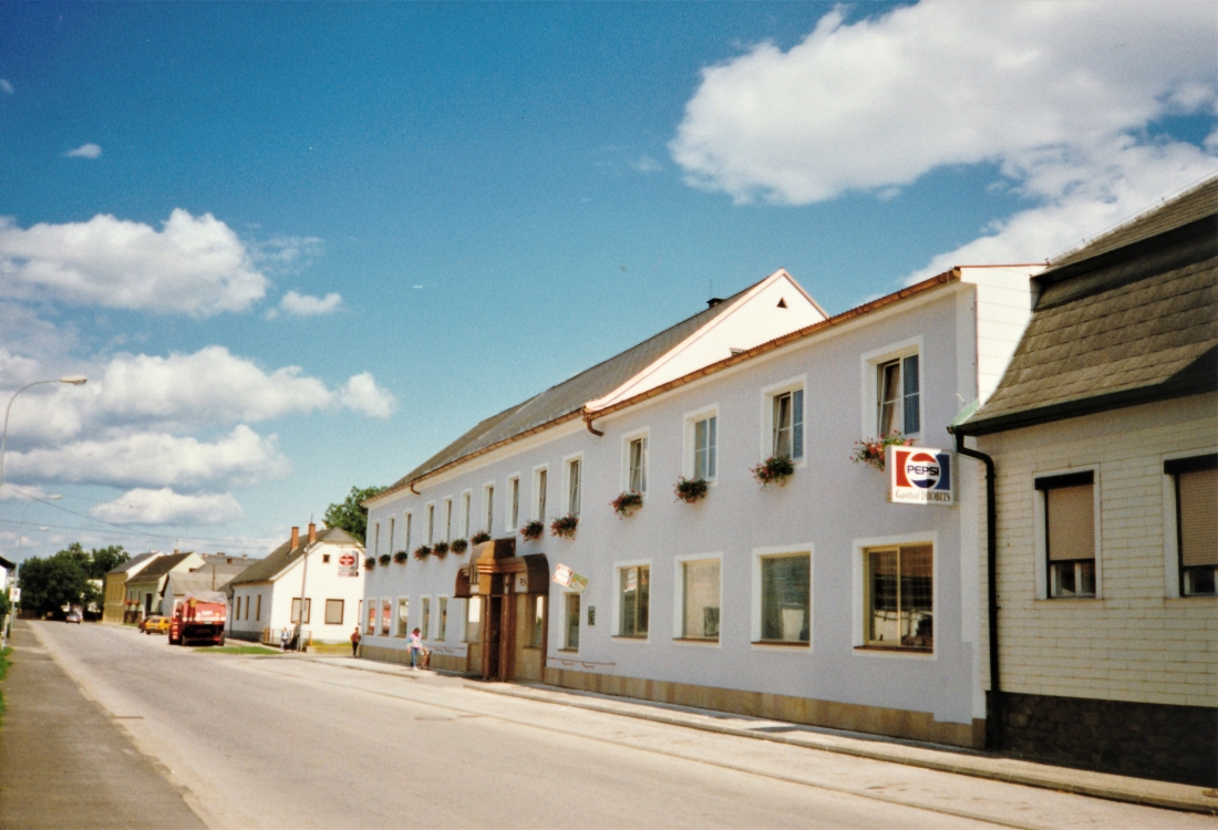 Landgasthof Drobits (Grazerstraße 61) mit Blick auf die Grazerstraße in Richtung NO