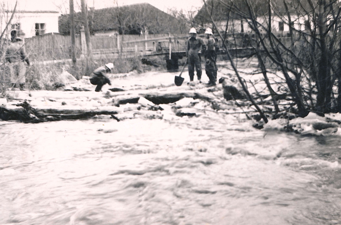 Feuerwehreinsatz: Eisstoß an der Pinka im Bereich der Augartenbrücke viv a vis der ref. Kirche am 3. März 1959