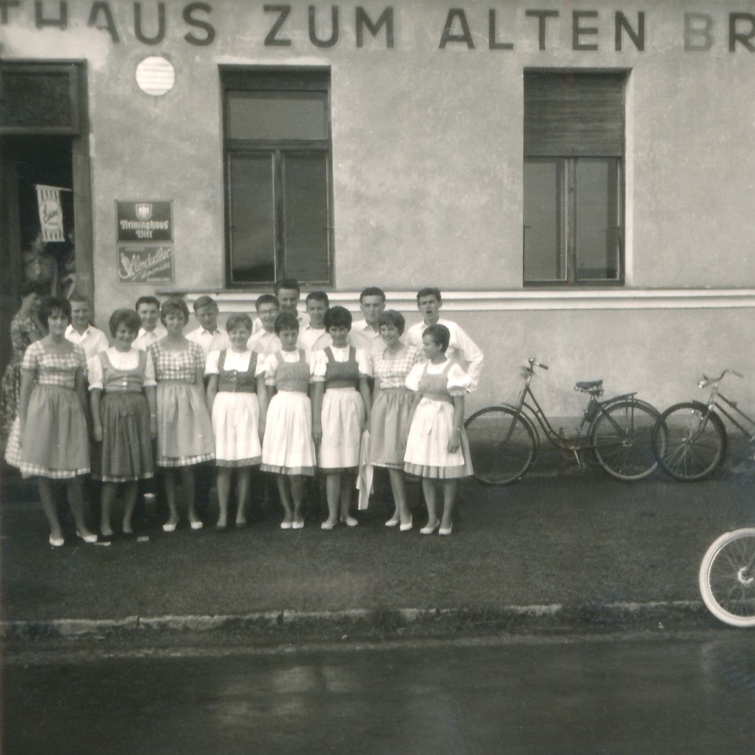 Gruppenbild anlässlich des Jugendfests der röm. kath. Pfarre vor dem "Alten Bräuhaus" - Steinamangererstraße 145 (Hulfeld/Krautsack/Mikos/Toth/Szalay/Oswald/Asboth/Fuith/Gabriel/Samer/Zsifkovits/Seper/Tikovits/Miklos/Jungschlager)