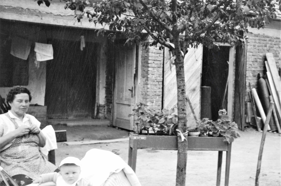 Wilma Schober (*1908/+2007) mit Enkel Klaus im Hof der hauseigenen Spenglerei - Steinamangererstraße 1