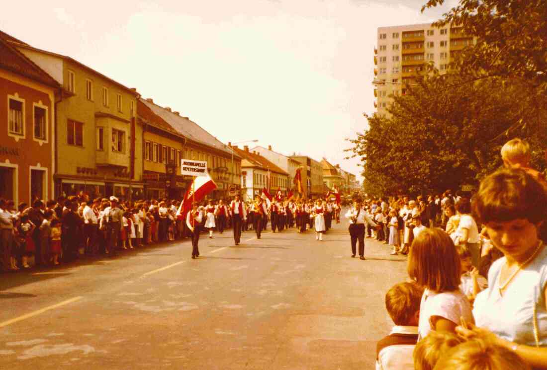 Bezirkserntedankfest 1981: Umzug auf der Hauptstraße mit Gendarmerie- und Feuerwehrbegleitung (Gutleben/Heigl)