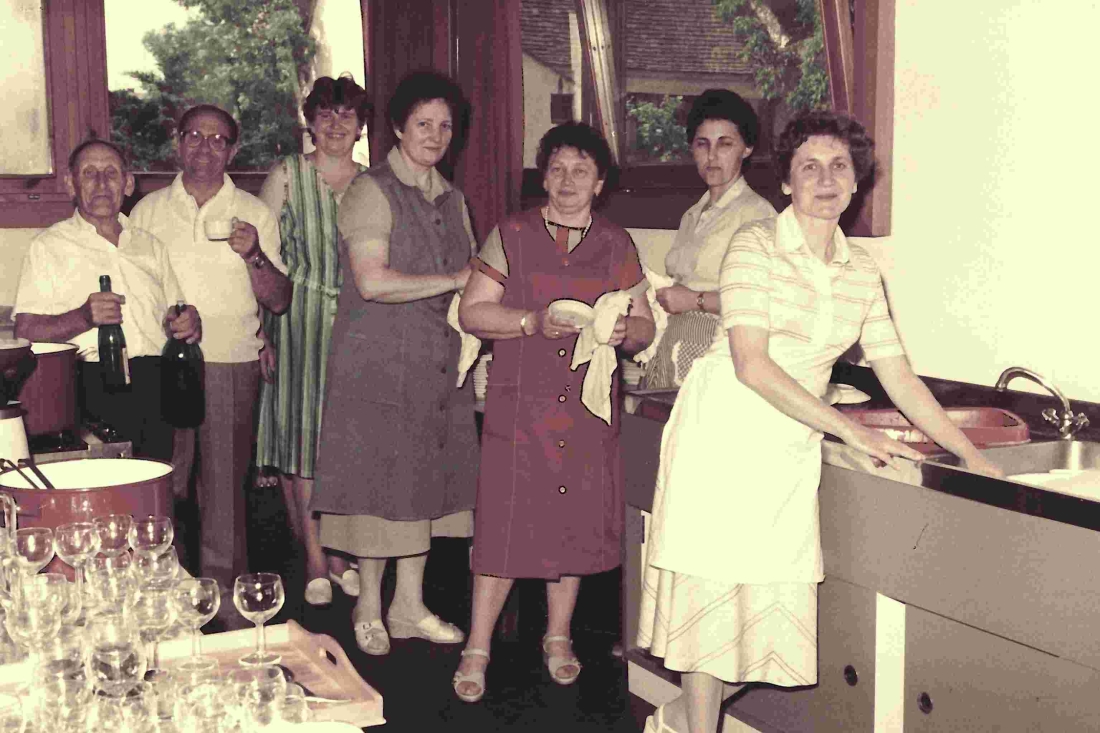 Röm. kath. Pfarre: fleißige HelferInnen bei der Erstkommunion 1984 - Molnar/Halwachs/Szabo/Langer/Arth/Krutzler/Gaal