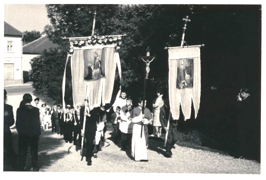 Röm. kath. Pfarre: Erstkommunion 1962 - die Firmlinge am Weg über den Kirchenberg - Seper/Nyikos/Herowitsch