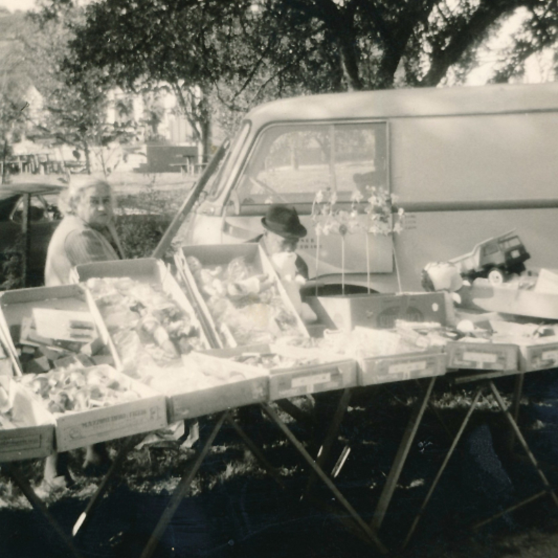 Das Marktfahrer-Ehepaar Hermine Zeisser (geb. Fliesel, *1909/+1985) und Klemens Zeisser (*1905/+1986) vor ihrem Marktstand - Schreibweise manchmal auch Zeiser