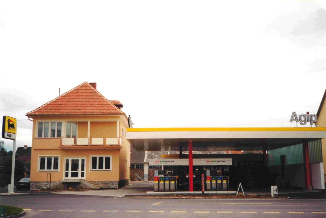 Gebäudekomplex Wienerstraße 52 mit Agip Tankstelle