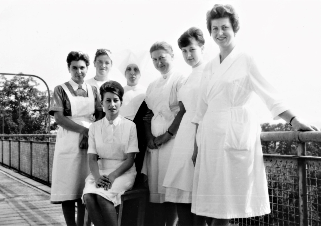 Krankenhaus (Spitalgasse / heute Dr.-Emmerich-Gyenge-Platz): Schwesternfoto - Hildegard/Edda/Avita/Jolanda/Vera/Bailic