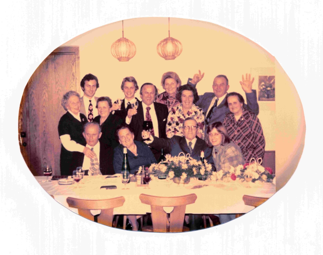 BM Gustav Steurer (*1895/+1983) feiert mit Gattin Gisela (geb. Schober, *1904/+1984) und der Großfamilie im Gasthof Neubauer seinen 80-er