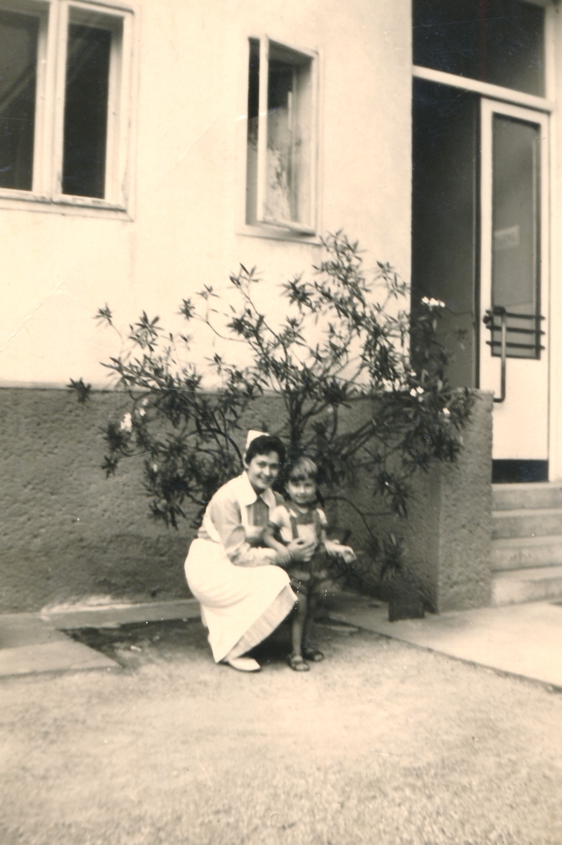 Krankenhaus (Spitalgasse / heute Dr.-Emmerich-Gyenge-Platz): Schwesternschülerin Monika Steurer (geb. Amtmann, *1943/+2020) mit Kurt Simon, dem Sohn des Portiers