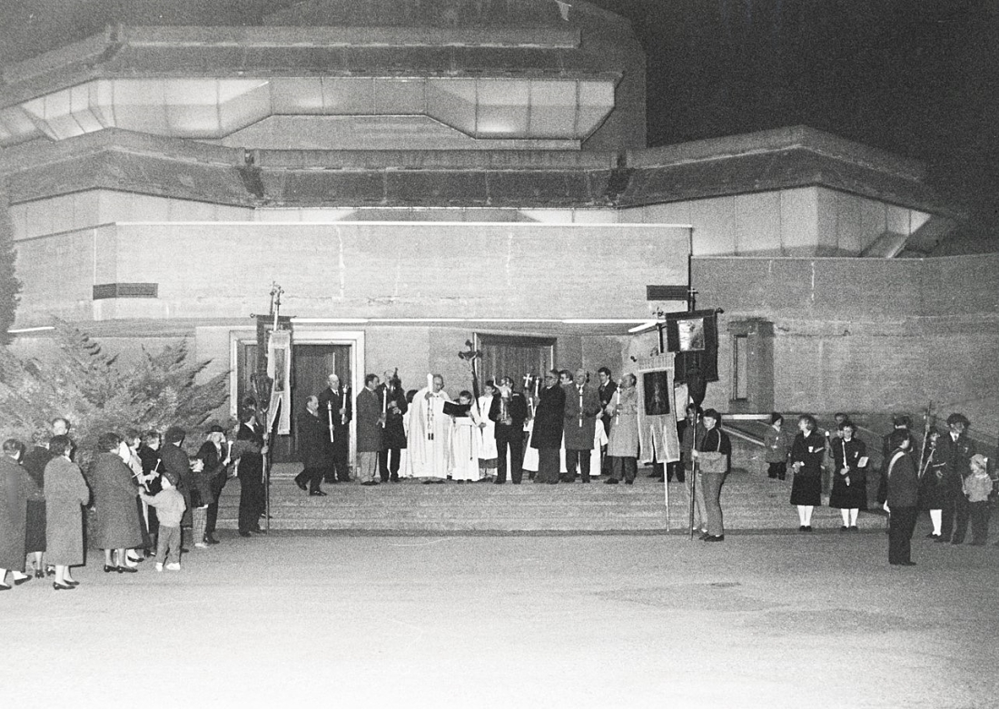 Zum Ende der Auferstehungsprozession am Karsamstag: Kirchenplatz mit Pfr. Walter Schwarz