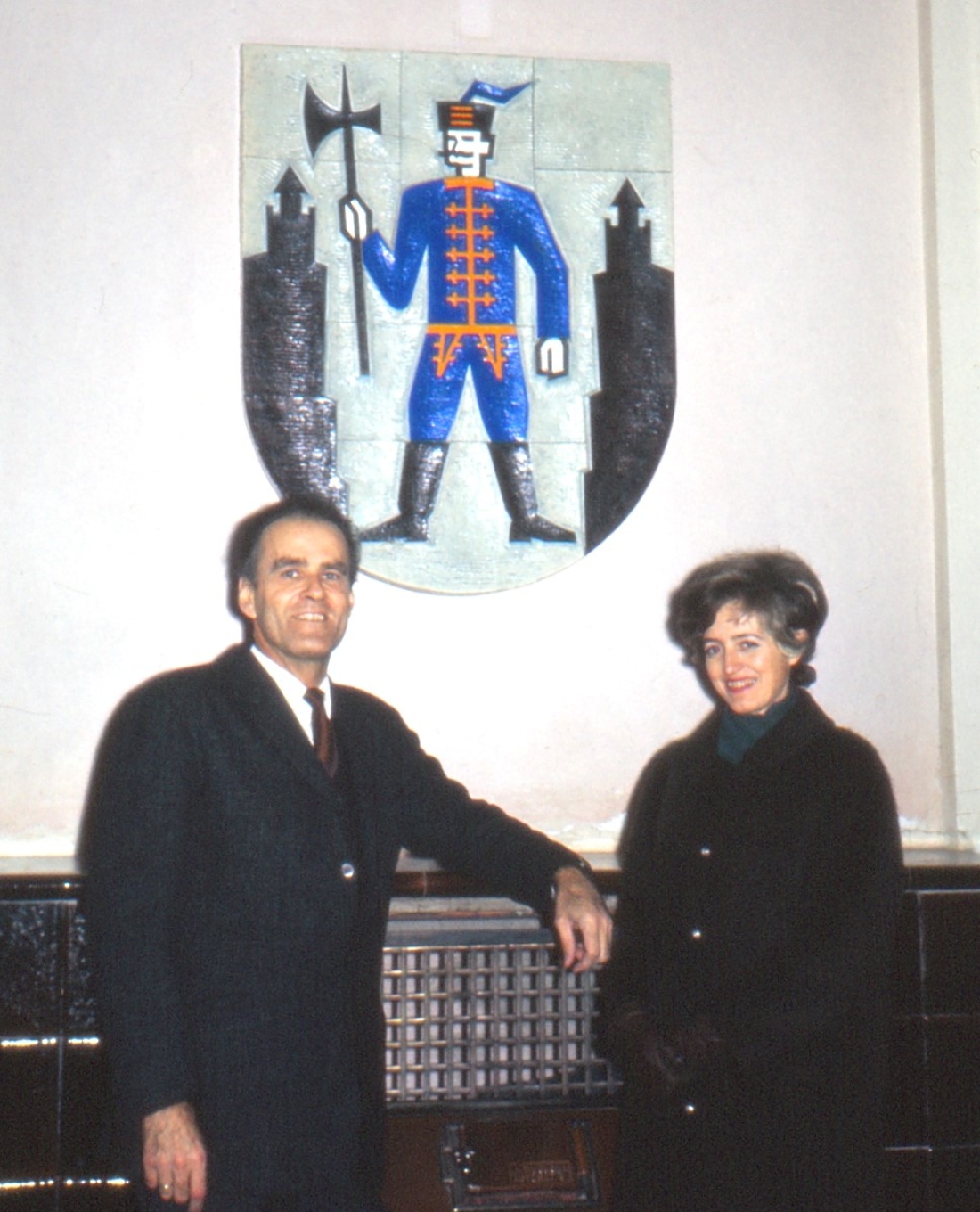 Akad. Maler Alfred Kirchner (*1920/+2002) mit Gattin Ingrid (*1930/+2003) vor dem Stadtwappen im Rathaussaal