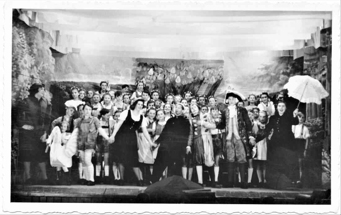 Kindertheater im "Genossenschaftssaal: Aufführung des Märchens "Schwan kleb an"