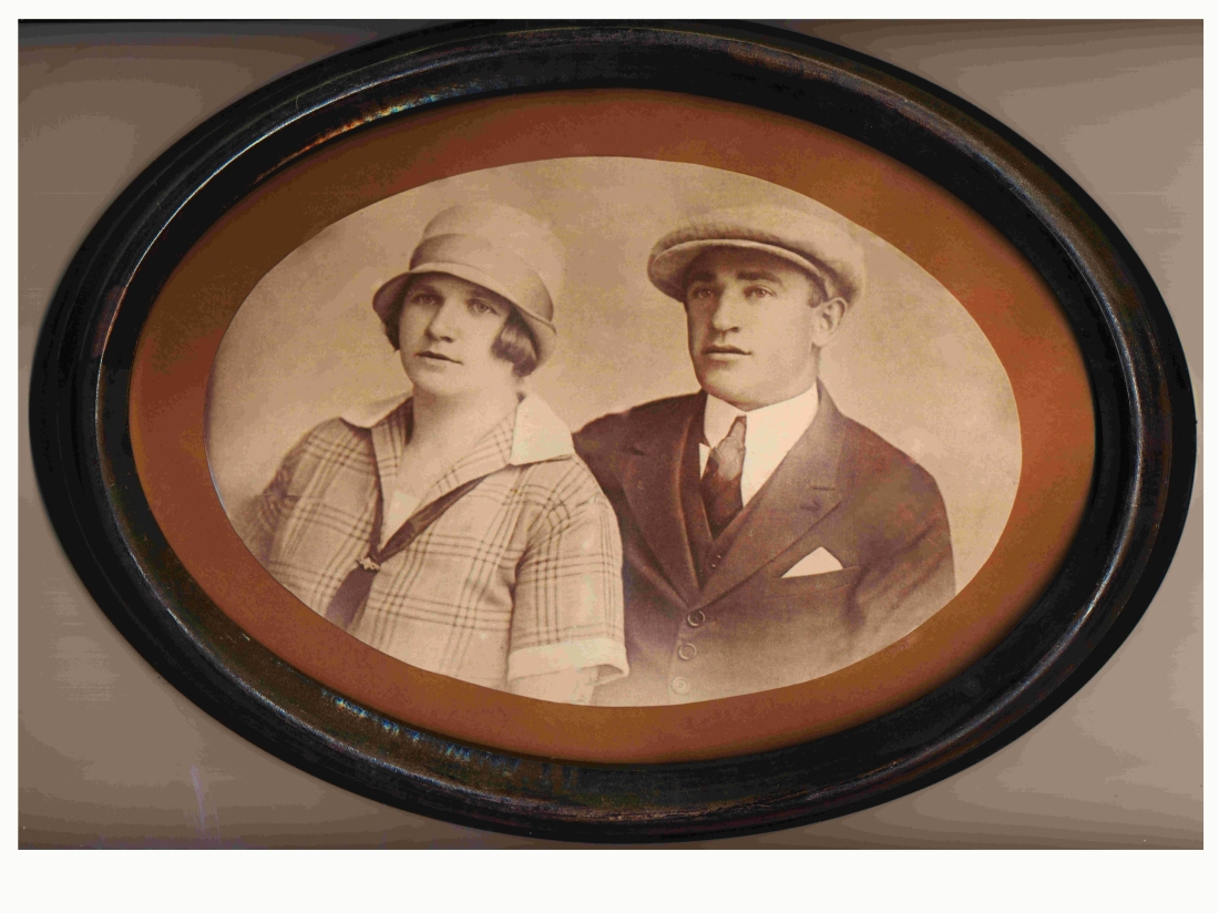 Bild anlässlich der Hochzeit von Josef Muth  (*1900/+1981) und Theresia Muth (geb. Benkö, *1907/+ 1981)