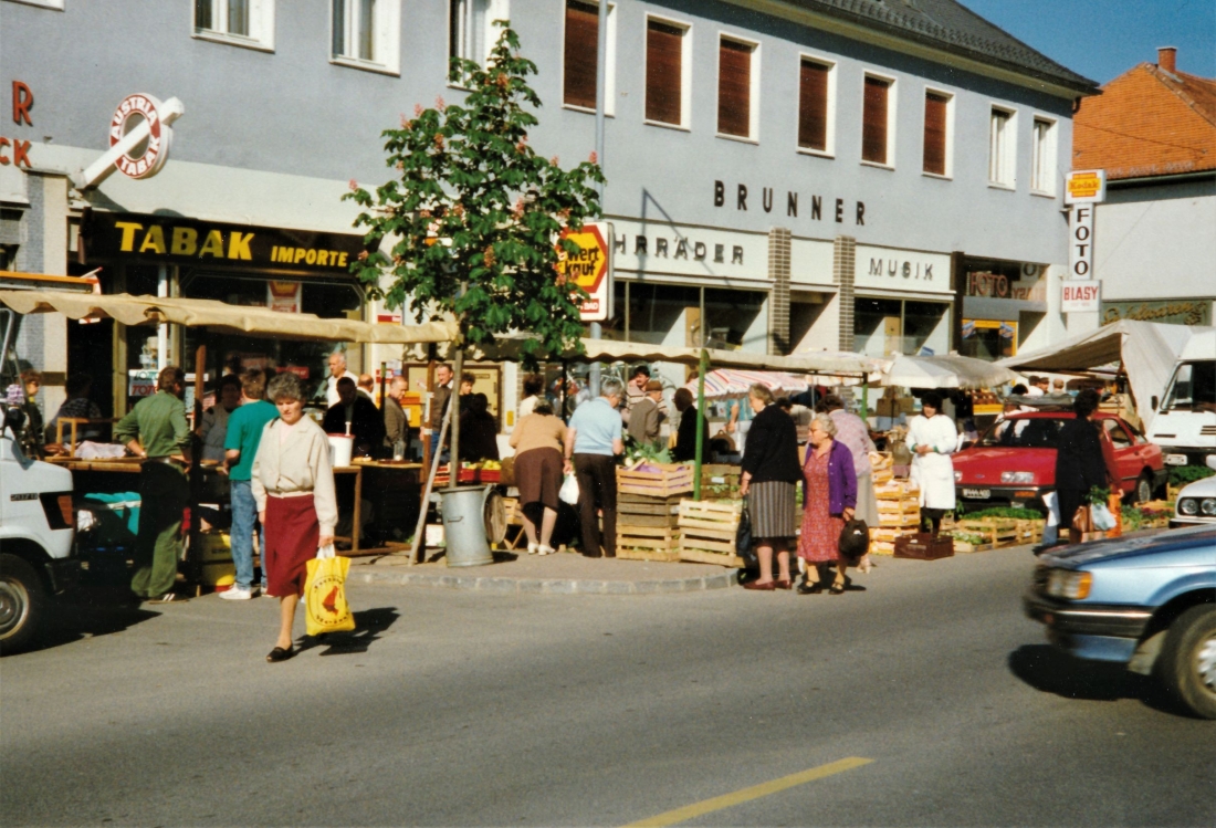 Wochenmarkt: Markttag im Bereich des Hauses Hauptplatz 6