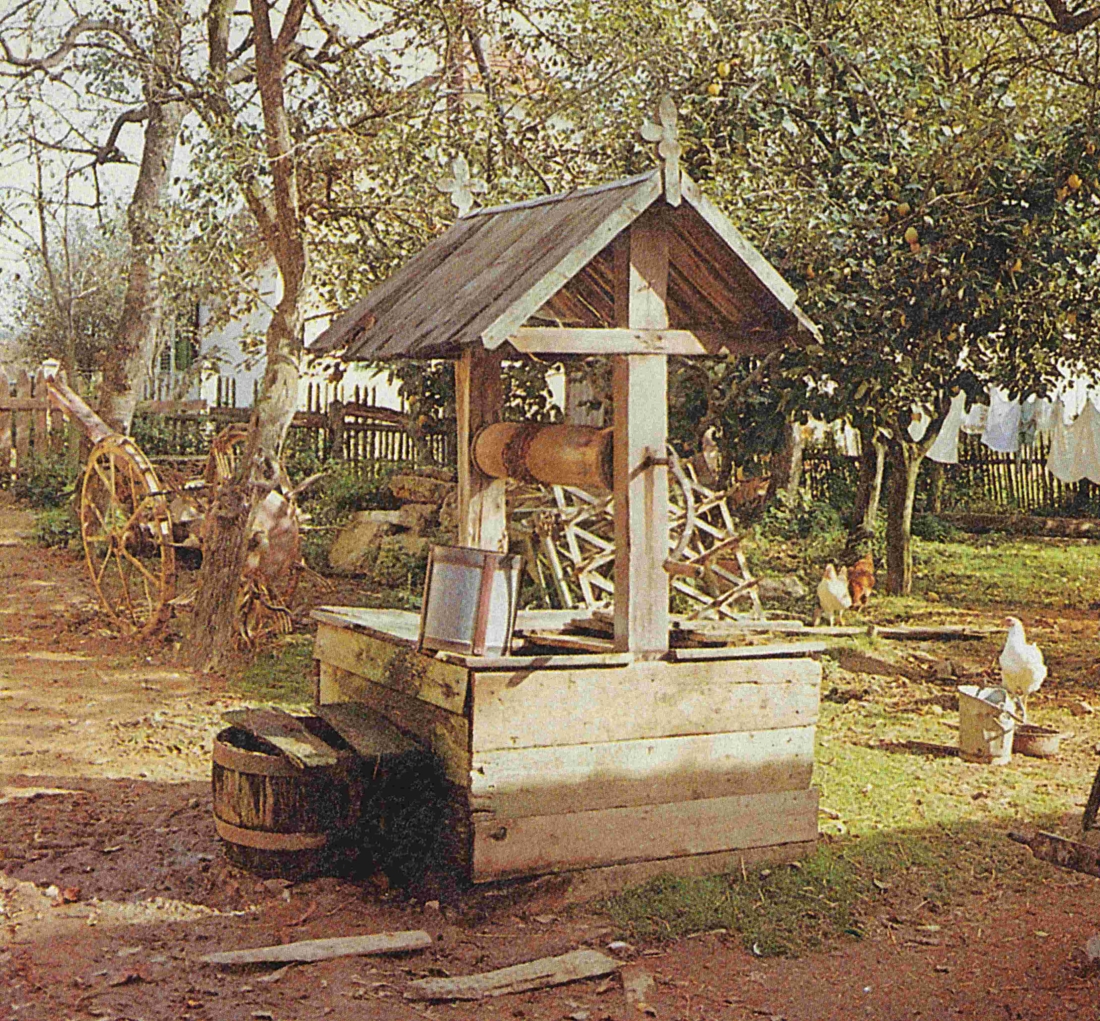 Hausbrunnen - Platanengasse 5 (Emmerich Molnar) / Kl. Geschichte des Hausbrunnens