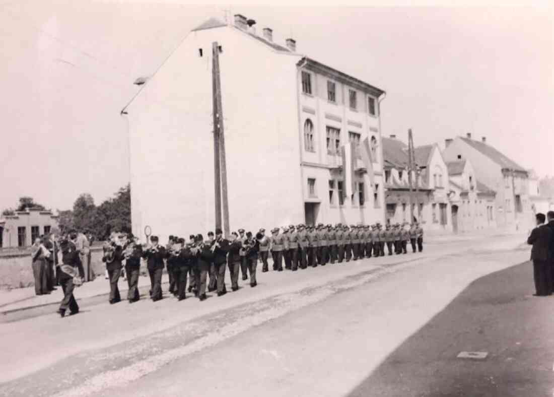 Aufmarsch der Gendarmerie (mit ihrer Geschichte) und der Stadtfeuerwehrkapelle Pinkafeld vor dem Brennerhaus
