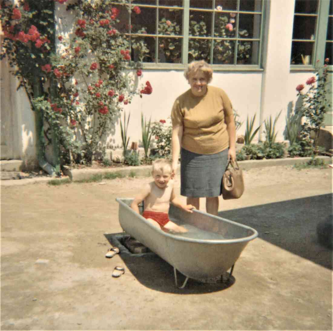 Alexander in der Blechbadewanne mit seiner Mutter Julianna Seper (Johann Straußgasse 42)