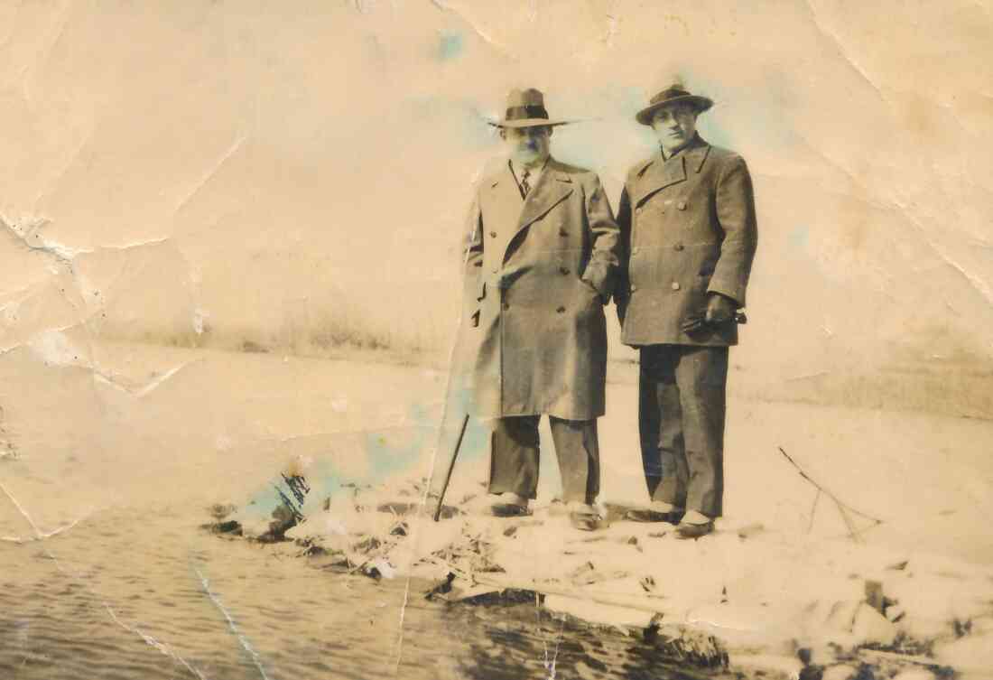 Johann Winkler (Gastwirt) und Gustav Steurer (Baumeister) an der Pinka