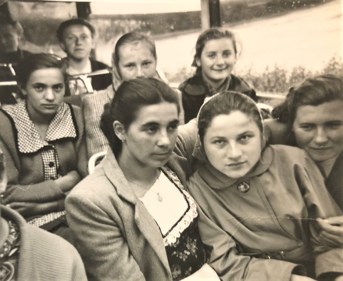 Gisela Adorjan mit einigen Freundinnen im Bus; - Original "Gisela Adorjan with some girlfriends on a bus";