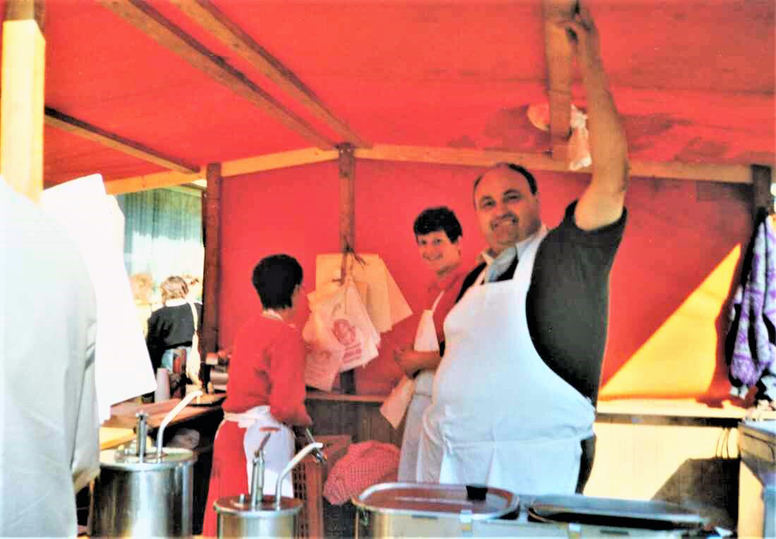 Wochenmarkt: Fleischermeister "Joschi" Josef Oswald-Ulreich mit seinem Würstelstand