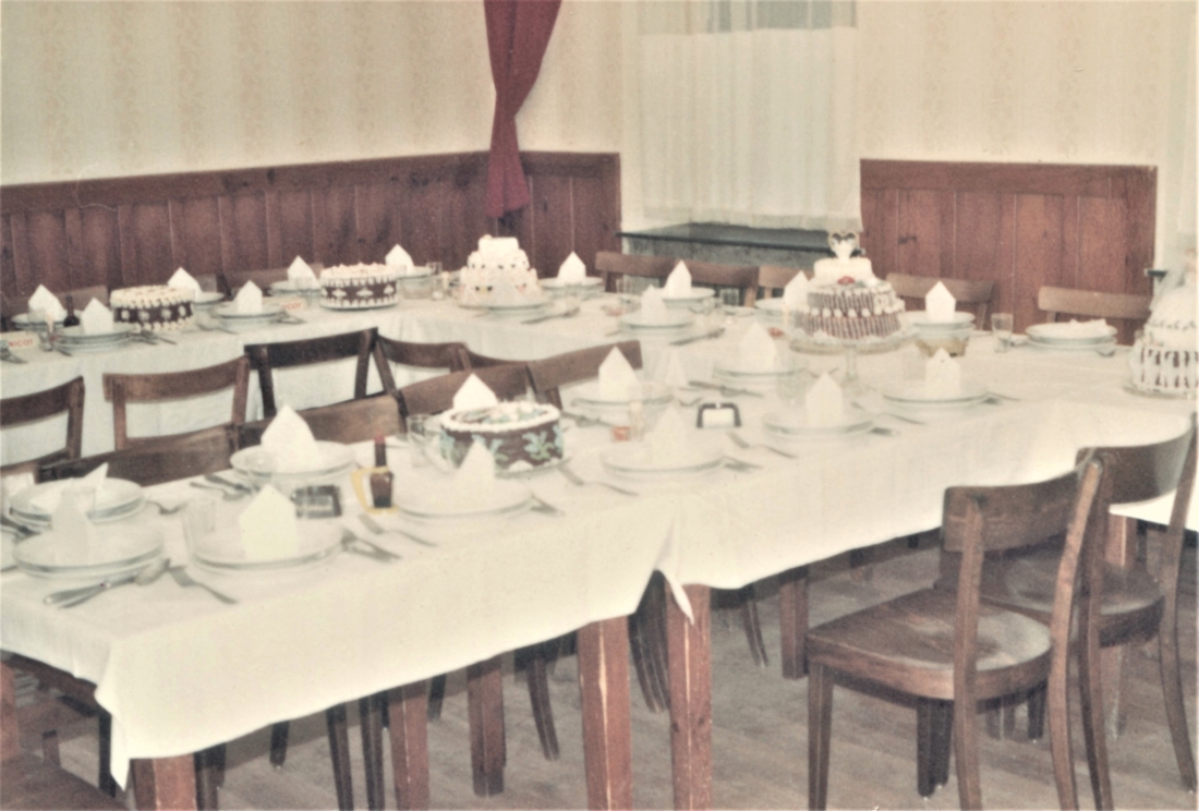 Hochzeit Isabella Baliko und Ernst Tölly am 4. Juli 1967: die festlich gedeckte Tafel im Gasthof Zambo