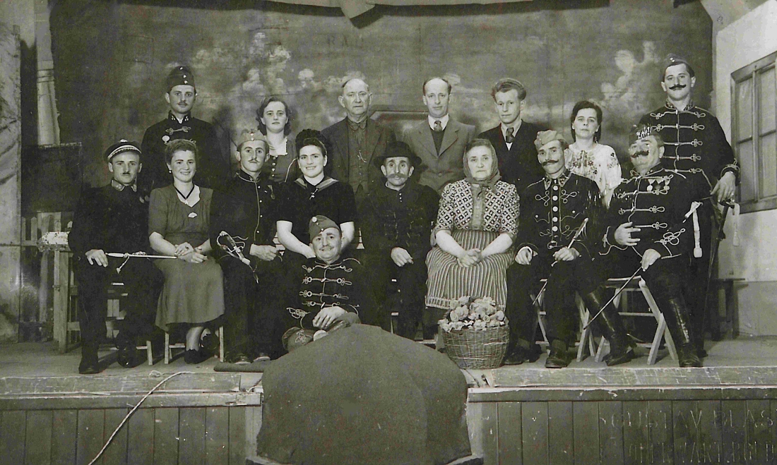 Theateraufführung im Genossenschaftssaal :  "A Csókolózó Huszár" (Der küssende Husar) unte der Regie von Ludwig Bendekovits