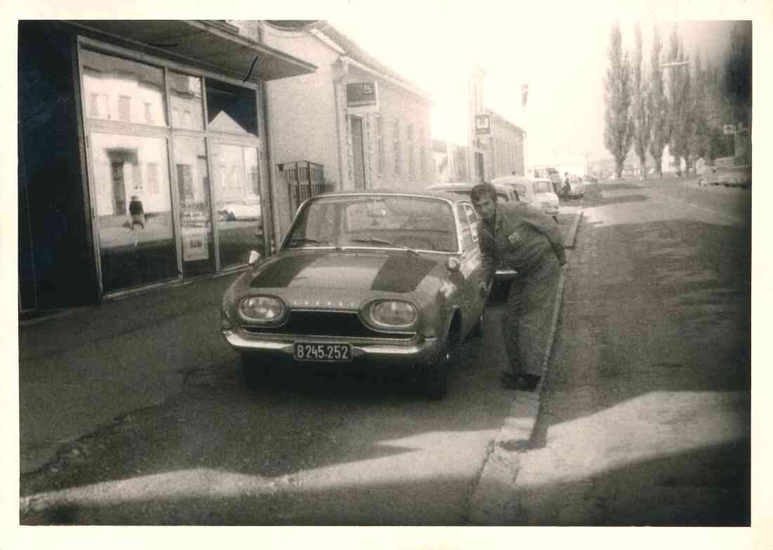 Heinz Frank vor dem Autohaus Schabhüttl (Wienerstraße 39) - Hoffmann/Grazer Wechselseitige Versicherung