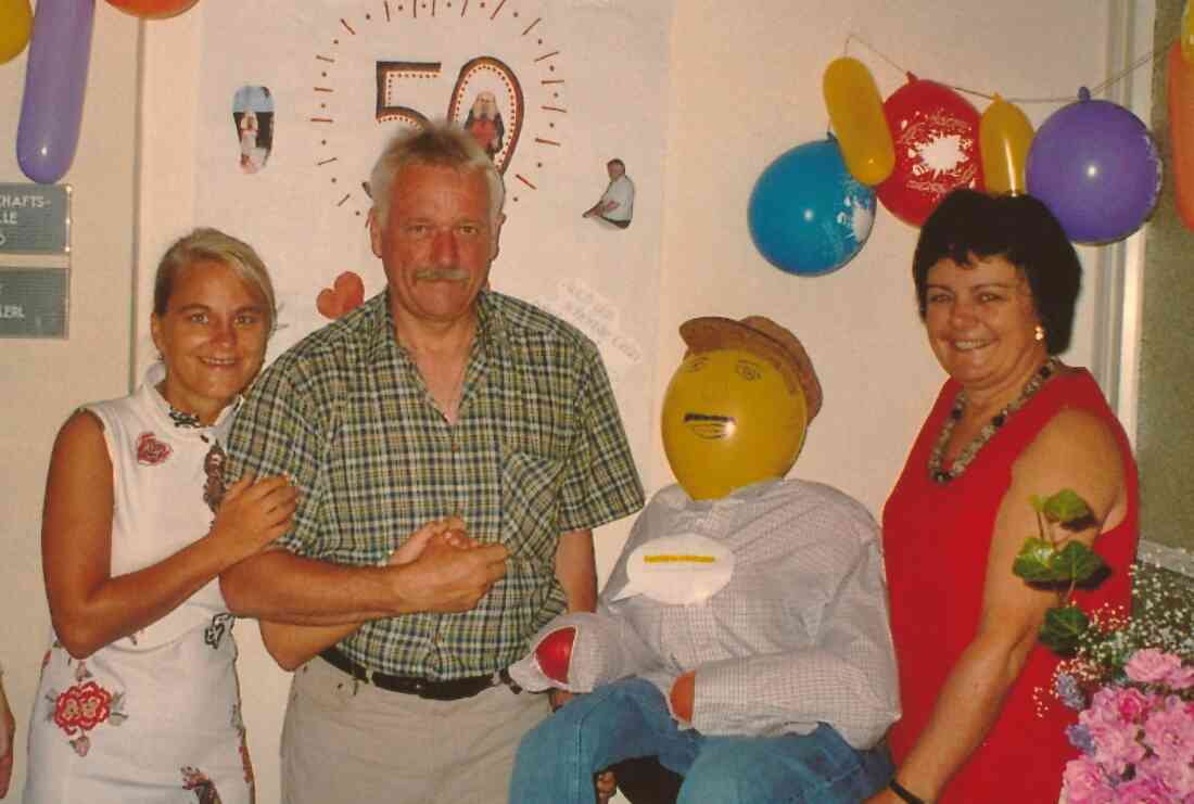 Arbeitskolleginnen in der Gemeinde gratulieren Walter Kurz zum 50-er