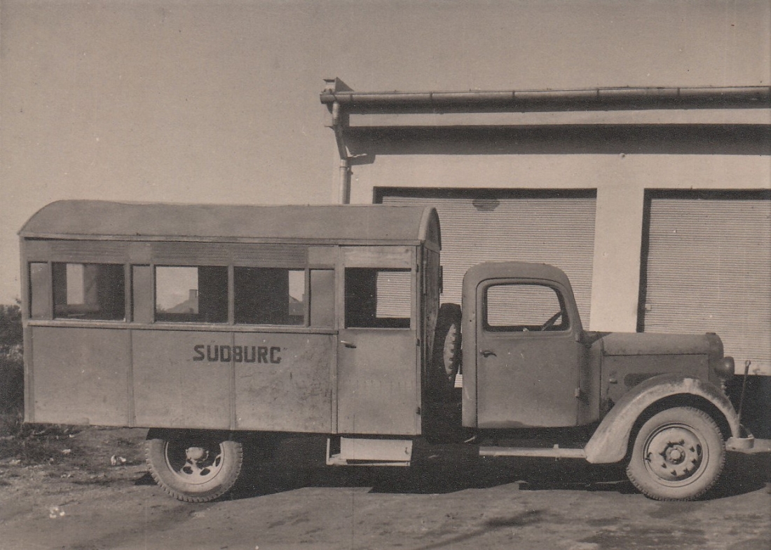 Südburg: Ein durch den Aufbau auf der Ladefläche zum "Autobus" umgebauter LKW vor der Südburggarage (Schlainingerstraße 7)