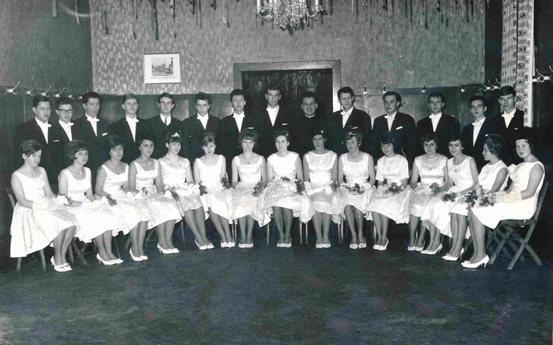 Röm. kath. Jugendball 1962: Gruppenbild - Dirnbeck/Asboth/Oswald/Kajdocsy/Obojkovits/Heigl/Miklos/Kaufmann/Zsifkovits-Hupfer/Kelemen/Adorjan/Palank/Szalay/Herczeg/Zsifkovits/Szaffich/Konjek/Herowitsch/Miertl/Tikovits/Hicke