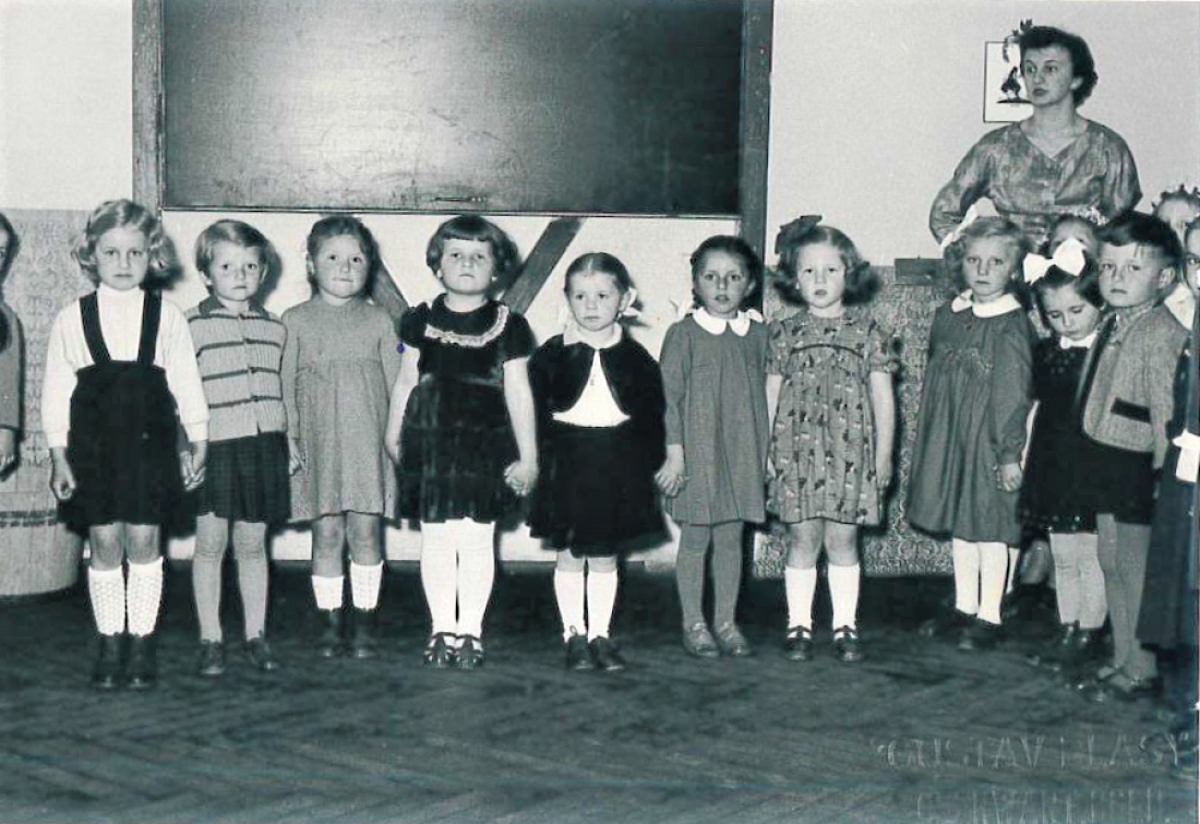 Städtischer Kindergarten: Teil der Gruppe des Jahrgangs 1951 mit Pädagogin "Tante Martha" Jelinek (geb. Mikula)