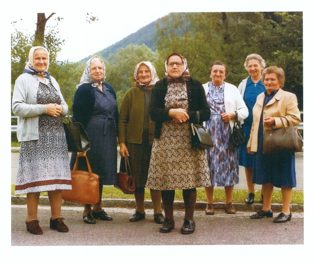 St. Martin: Seniorenausflug 1984: Frauengruppe mit Kopftüchern - Körper/Polster/Korbadits/Guger/Wölfel/Schuh/Stelzer