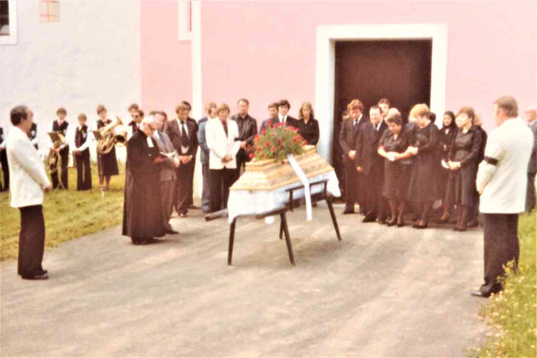 Begräbnis Julius "Jussi" Nemeth jun. (*1949/+1978). Verabschiedet durch eine Abordnung der Stadtkapelle und durch die Kollegen der "Sonny Boys"
