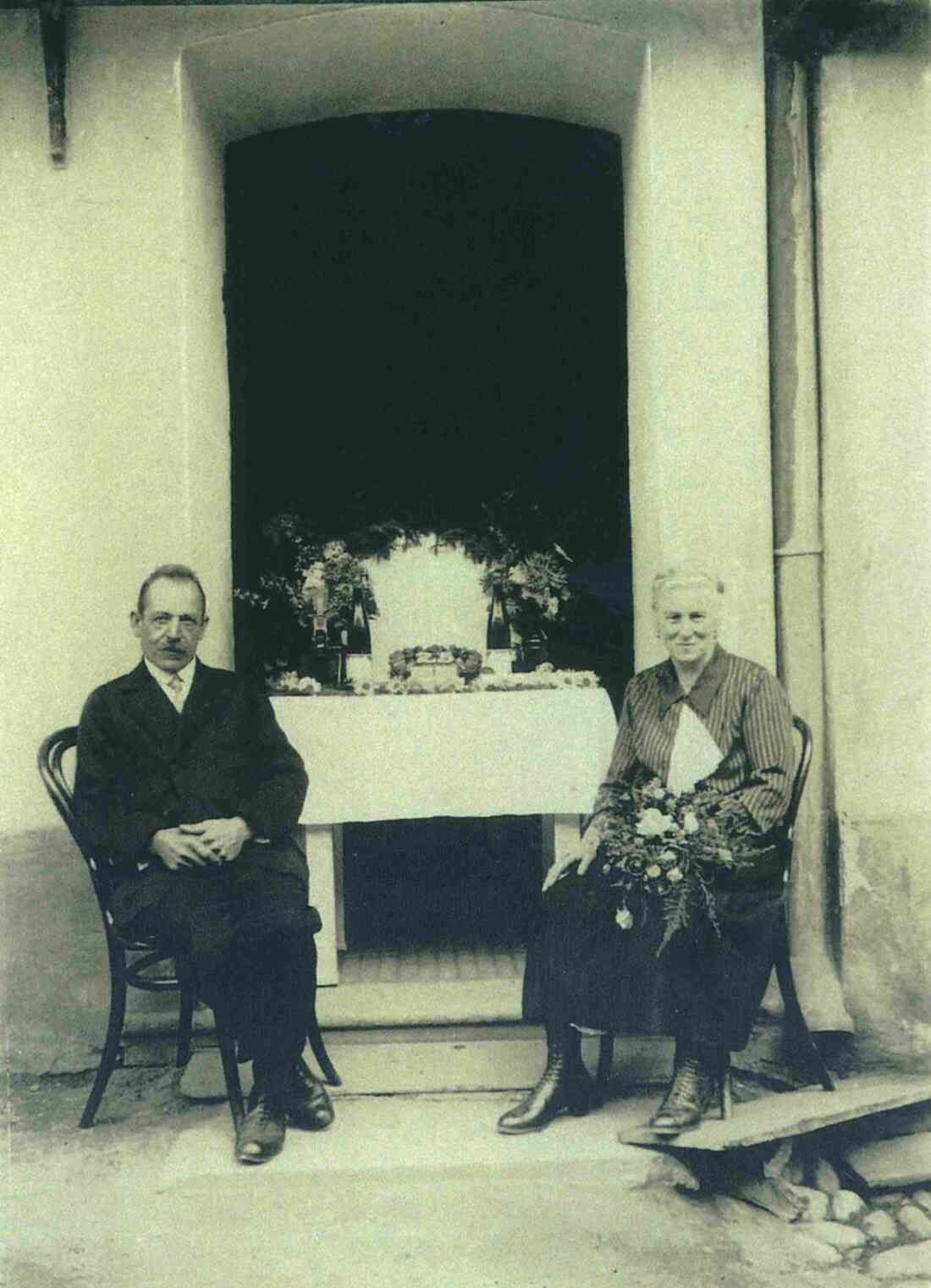Die Geschwister Gustav Maul und Elisabeth Maul im Hof der Tischlerei Pfeiler - OW 209 / Johann Straußgasse 10