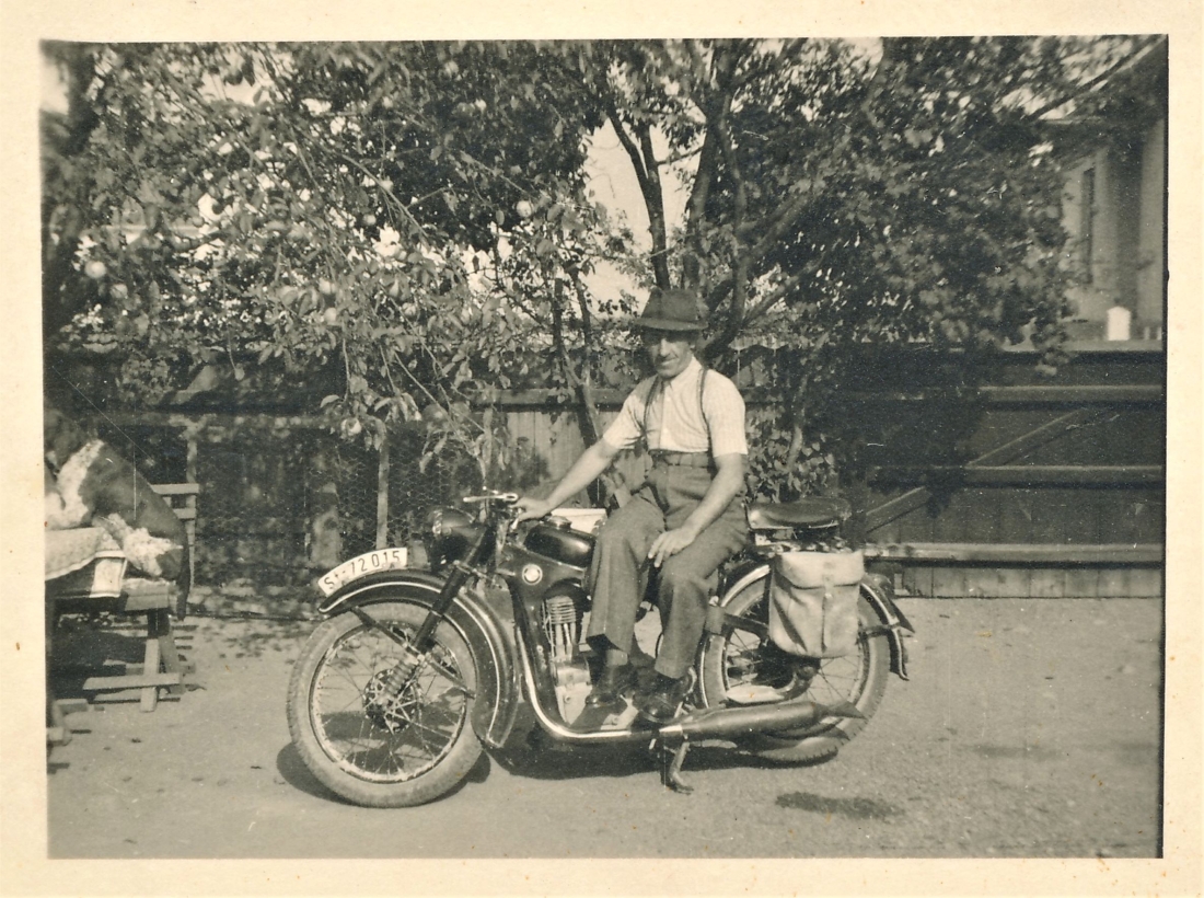 Emmerich Lukitsch auf seinem Motorrad (BMW R35, gebaut ab 1937)