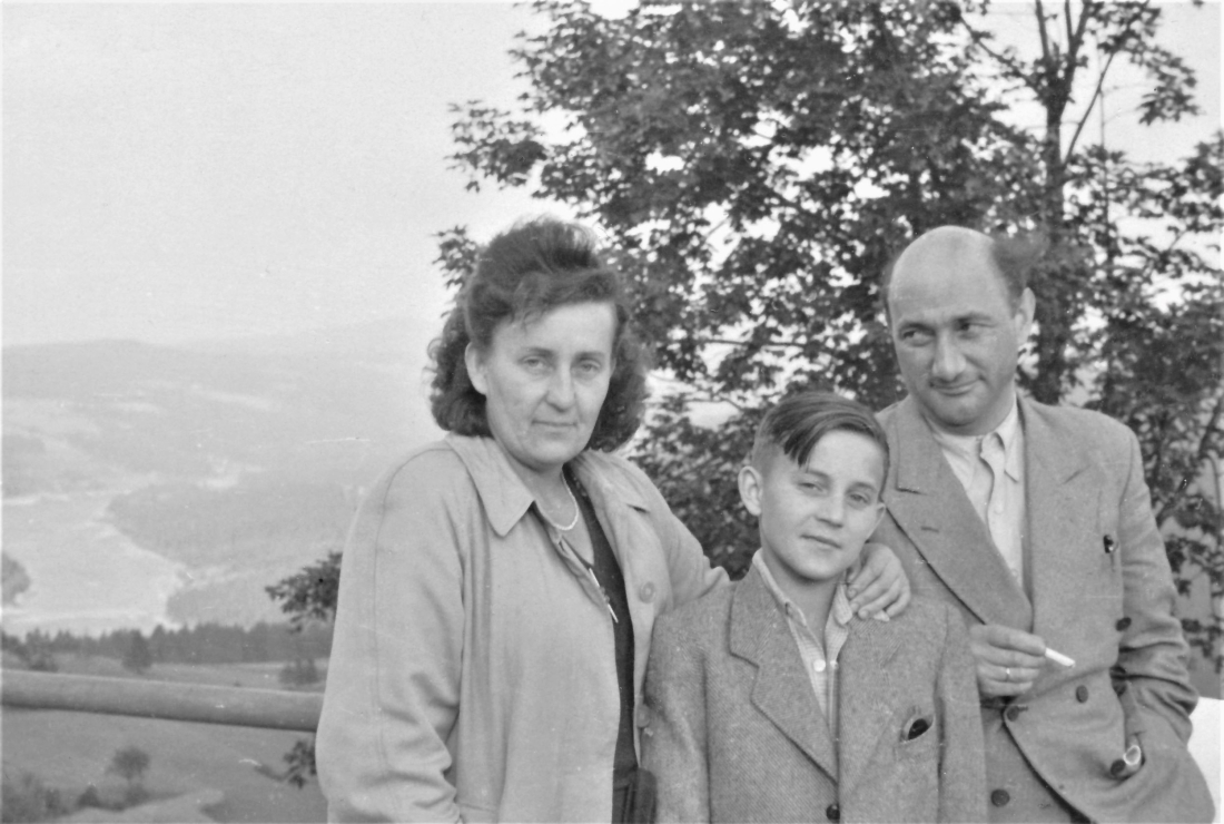 Erna Strauss, Sohn Helmut Rummel und Stiefvater Eugen Strauss - bekannt sind auch die Schreibweisen Strauß und Strauhs