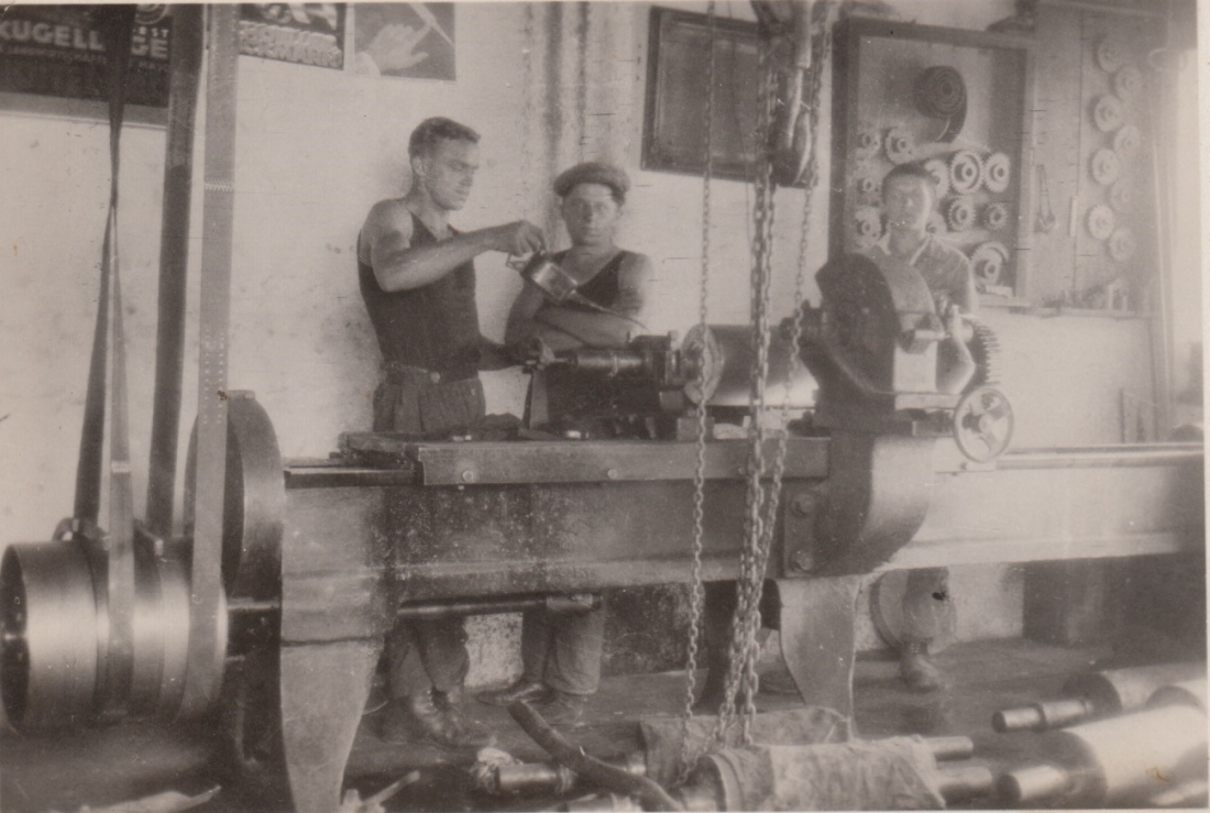 Alexander Szabo und Emmerich Schober in der Schlosserei Vörös (Reichlgasse 14)