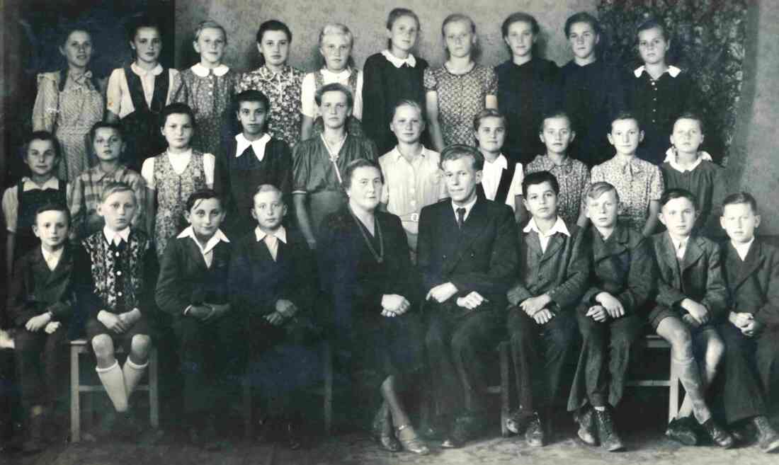 Klassenfoto mit Lehrer Erdely