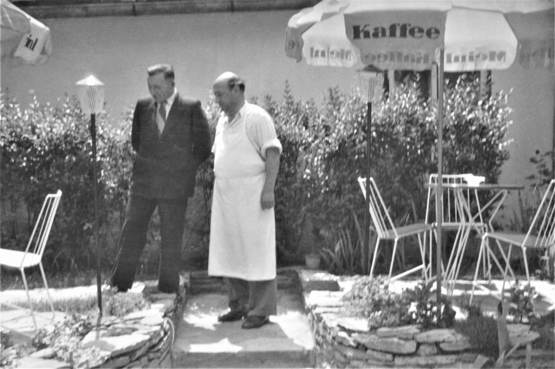 Konditor Eugen Strauss (auch Strauhs und Strauß) in seinem Eisgartel der Konditorei (Steinamangererstraße 14)