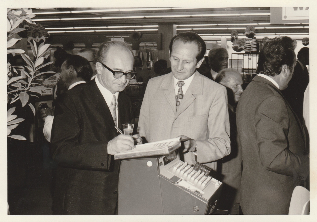 Am Eröffnungstag im neu errichteten COOP Markts der Konsumgenossenschaft: Eintrag ins Gästebuch von Dr. Emmerich Gyenge - Huber