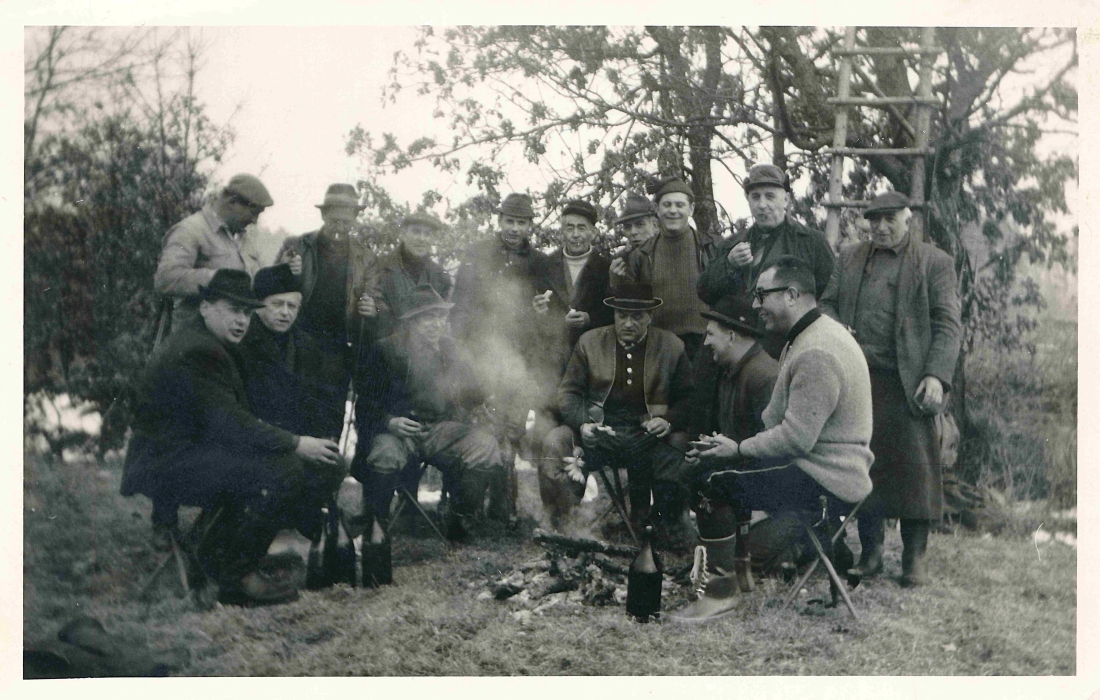 Jäger und Treiber: Labung am Lagerfeuer während einer Treibjagd (Horvath/Fülöp/Nemeth/Neun/Szabo/Fritz/Wenzl/Hasler/Tölly/Benedek/Hegedüs)