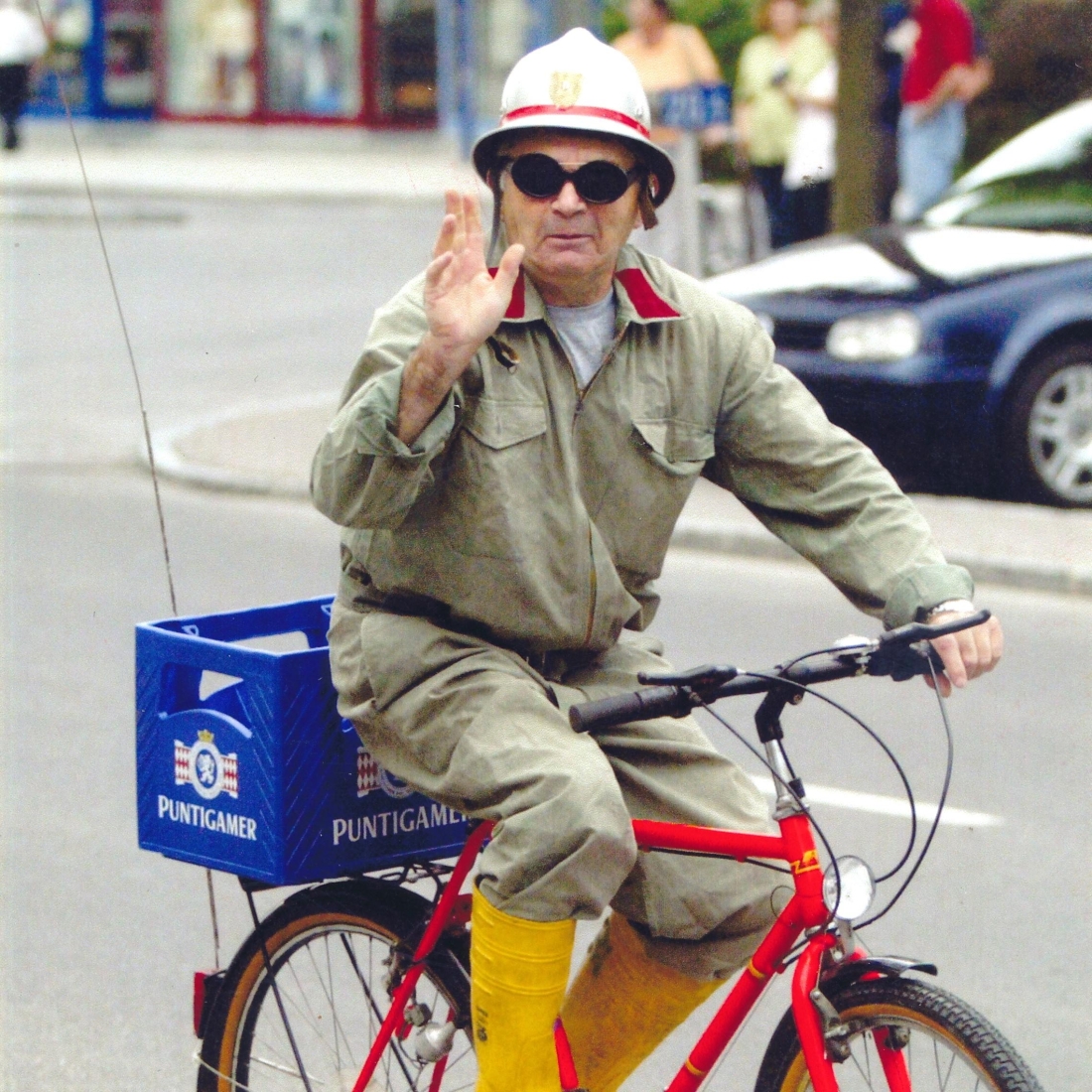 Feuerwehr: "Faschingskommandant" Helmut Gabriel mit seinem Einsatzfahrrad für "dringende Notfälle"