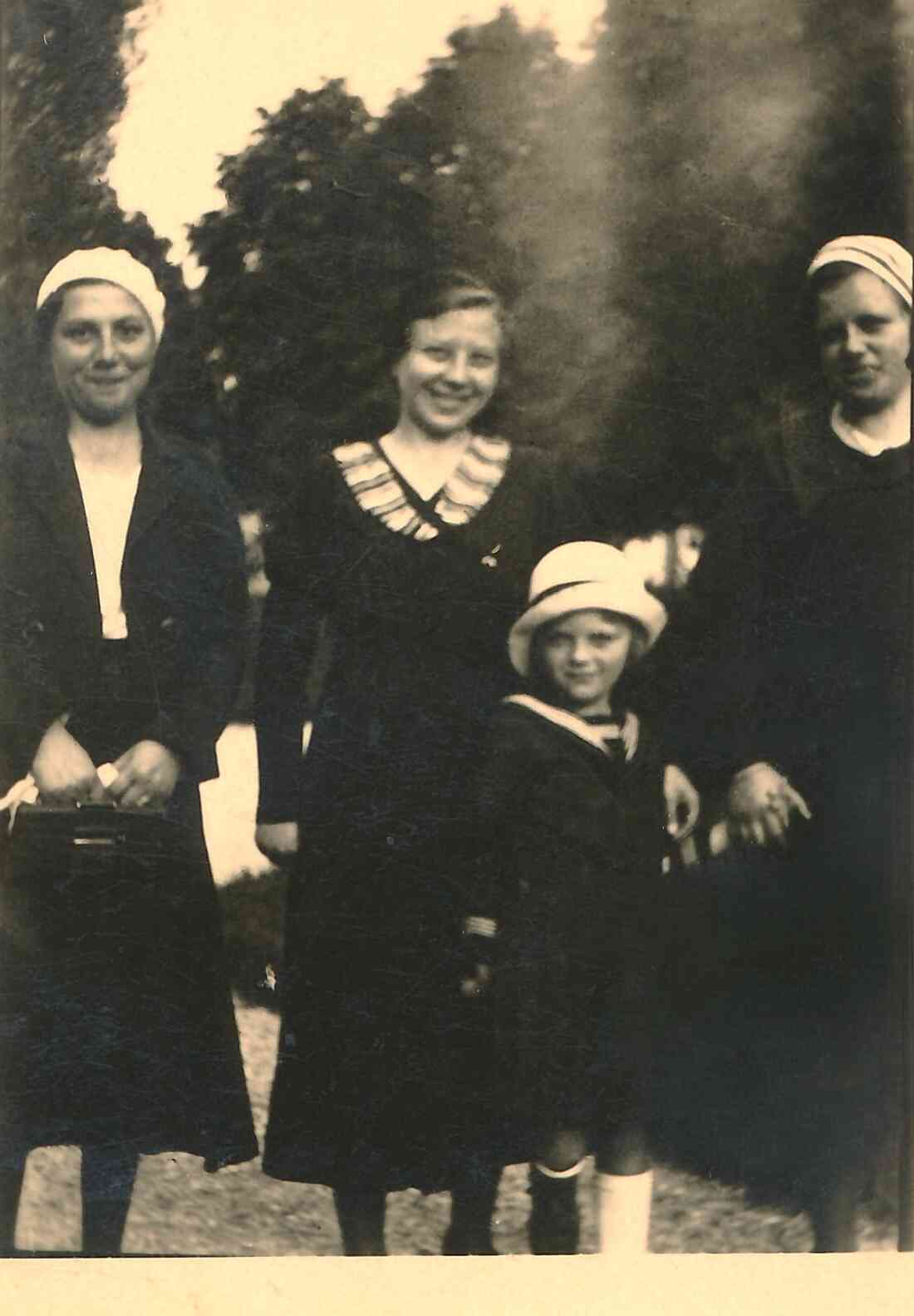 Gruppe junger Damen mit Kind - Kasper/Landkammer/Schober/Steiger