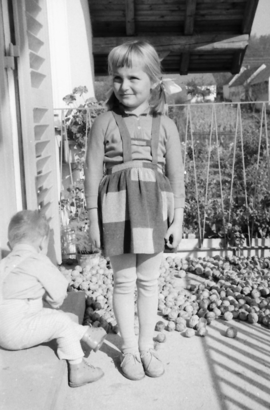 Kinderaufnahme: Eva Hicke und Johannes Langer am Balkon Haus Graf Steinamangererstraße 36b