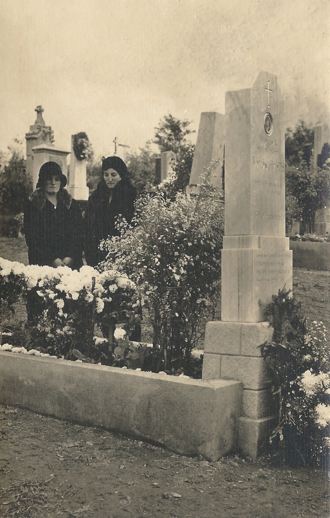 Maria (verh. Jürschik, *1903/+1967 ) und Anna Vörös (*1898/+1978) am Grab ihrer verstorbenen Schwester Gisella (*1909/+1930)