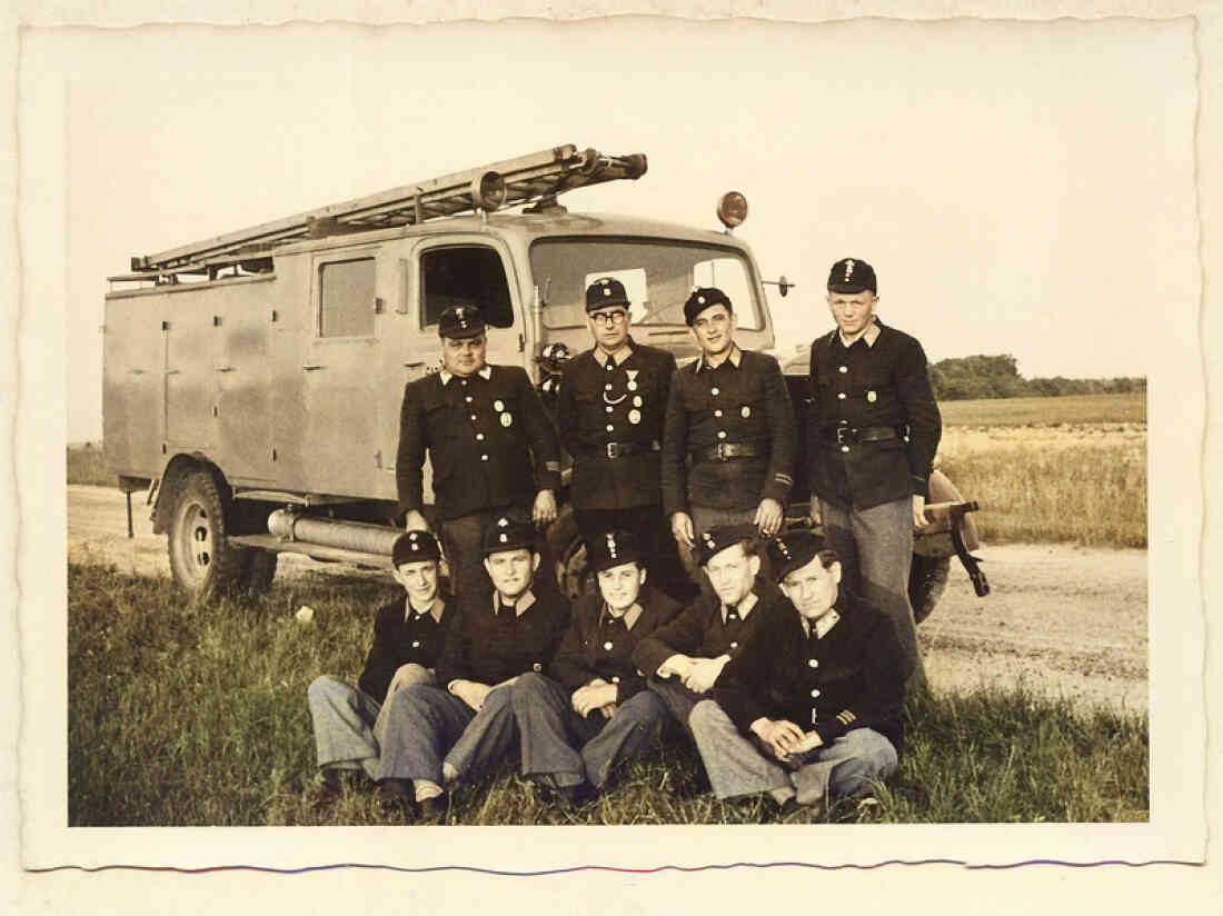 Männer der Feuerwehr vor "ihrem" Feuerwehrauto, einem Borgward B 522 A/O - Baliko/Pal/Benkö/Muth/Erdely/Heigl/Zambo