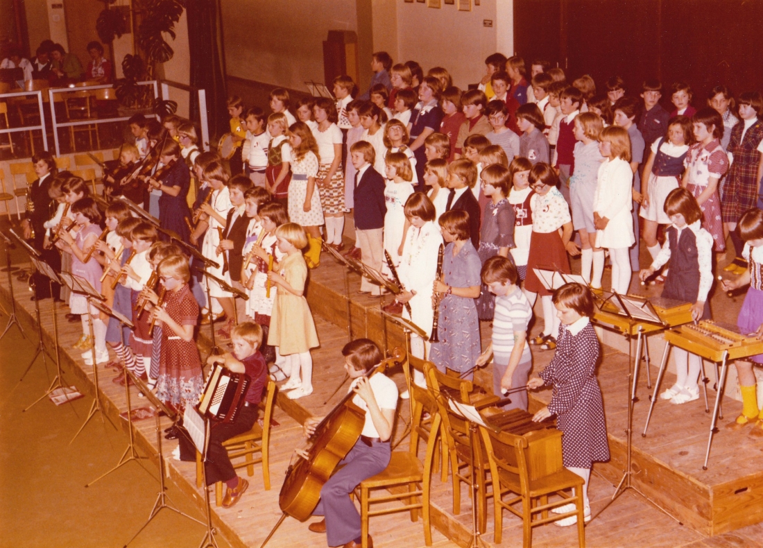 Chor und die Spielmusik der Volksschule (3. und 4. Klasse) - Aula der Hauptschule