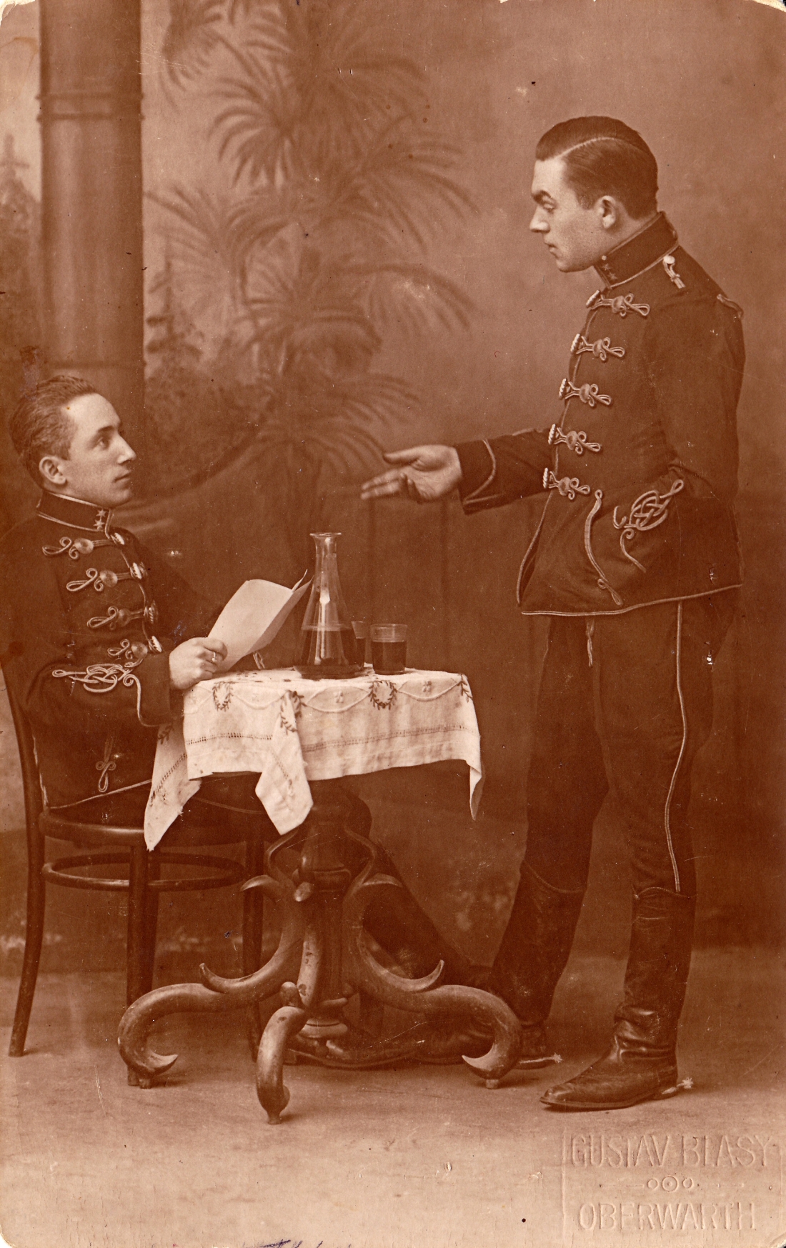 Theateraufführung mit Emil Perlaki (Links)